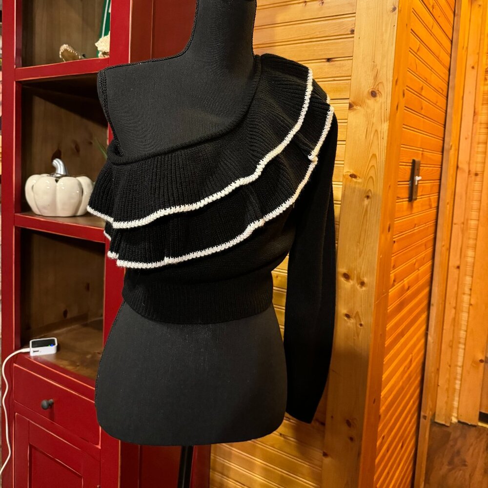 FOREVER 21 ONE SHOULDER BLACK AND WHITE CROP TOP SWEATER